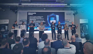 Das Bild zeigt die Referenten des Cybersecurity Day auf der Bühne während der Fragerunde.