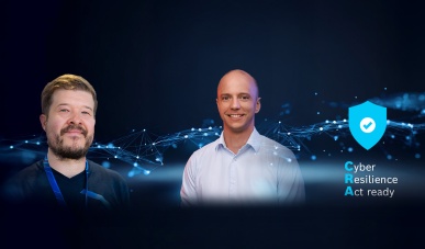 Porträt zweier lächelnder Männer auf dunkelblauem Hintergrund und dem Textoverlay: Cyber Resilience Act ready.