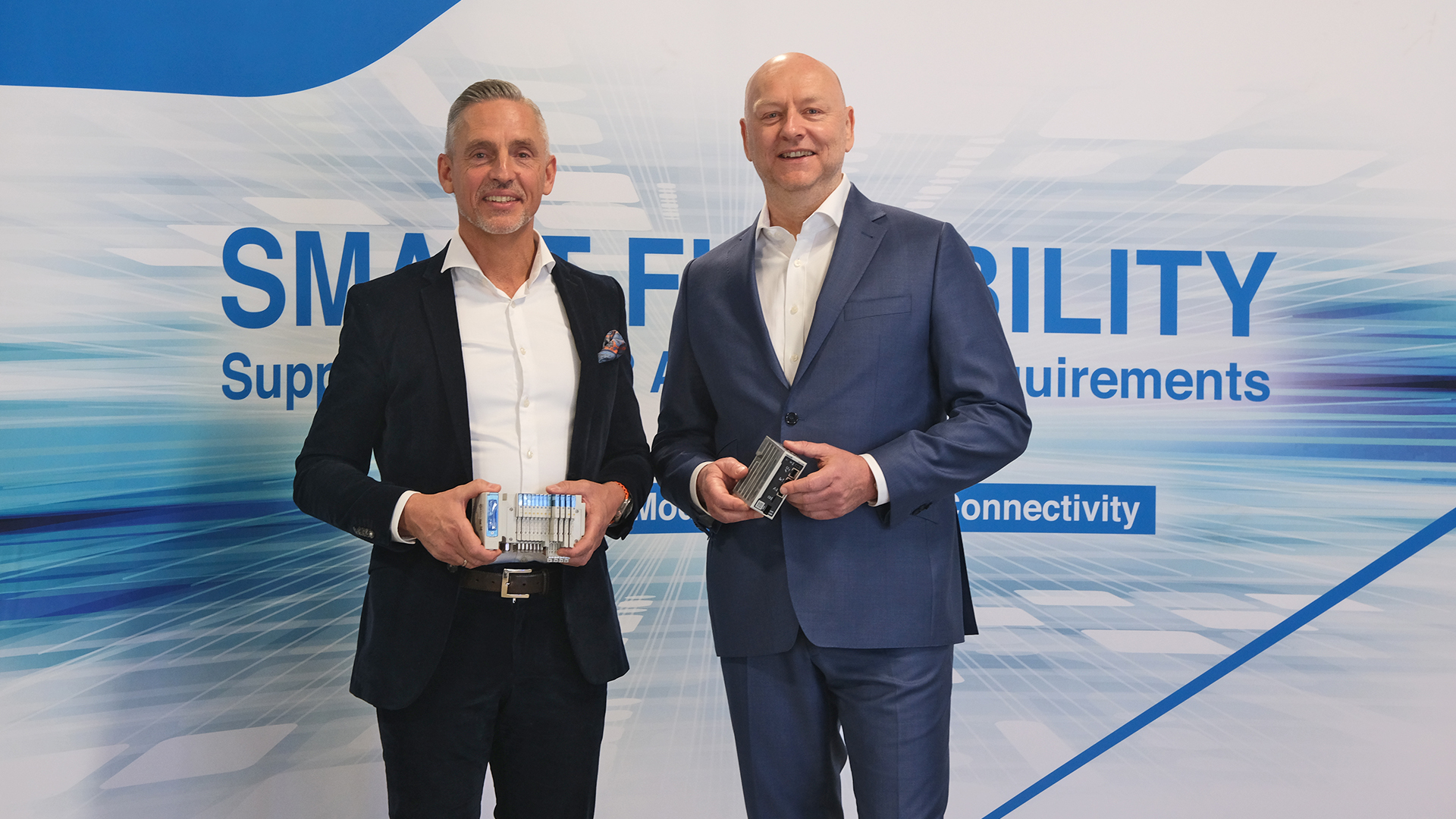 Pneumatikspezialist SMC Deutschland GmbH wird Teil der ctrlX World von Bosch Rexroth. Im Foto v.l.n.r.: Steffen Winkler, CSO Business Unit Automation bei Bosch Rexroth und Torsten Wöhler, Senior Vice President of Sales & Product Marketing bei der SMC Deutschland GmbH.